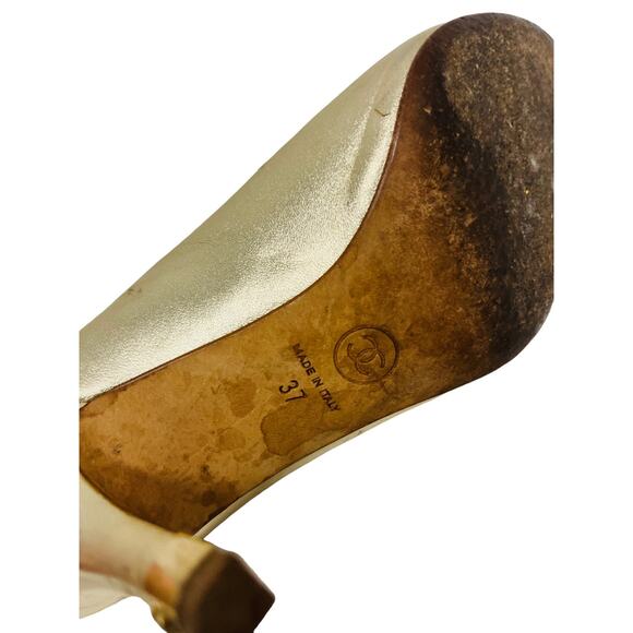 CHANEL Gold/Black Metallic Leather Cap Toe CC Logo Two Tone Pump Heels 37 US 7 - Picture 8 of 8